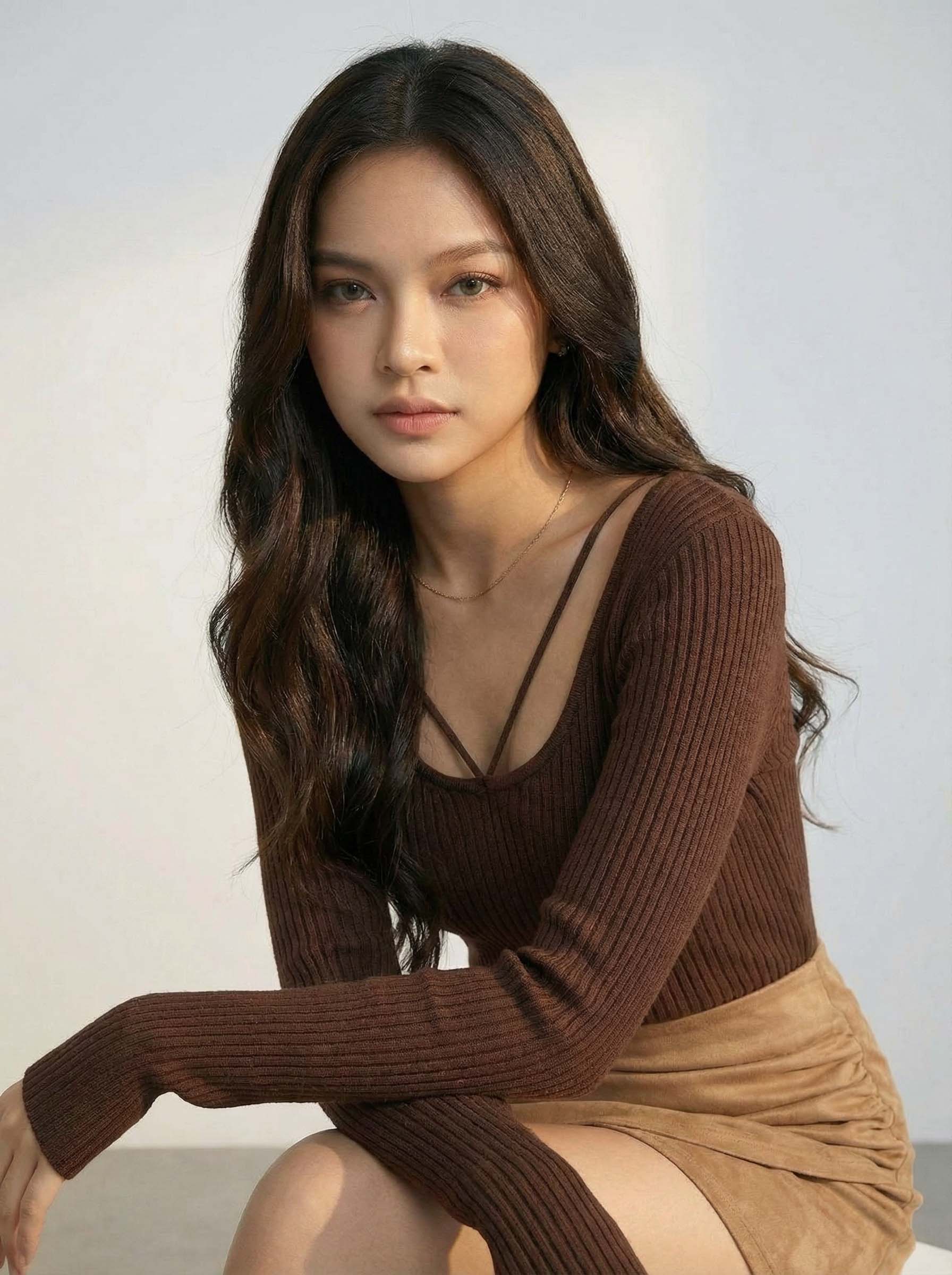 Figure-flattering Niche Tie Strap Knit Top